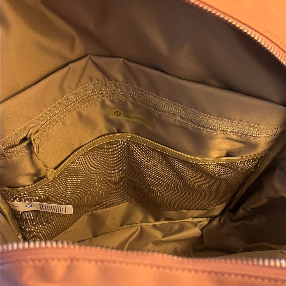 Lululemon Everywhere Backpack 22L
Metal Hardware - Picture 11 of 17